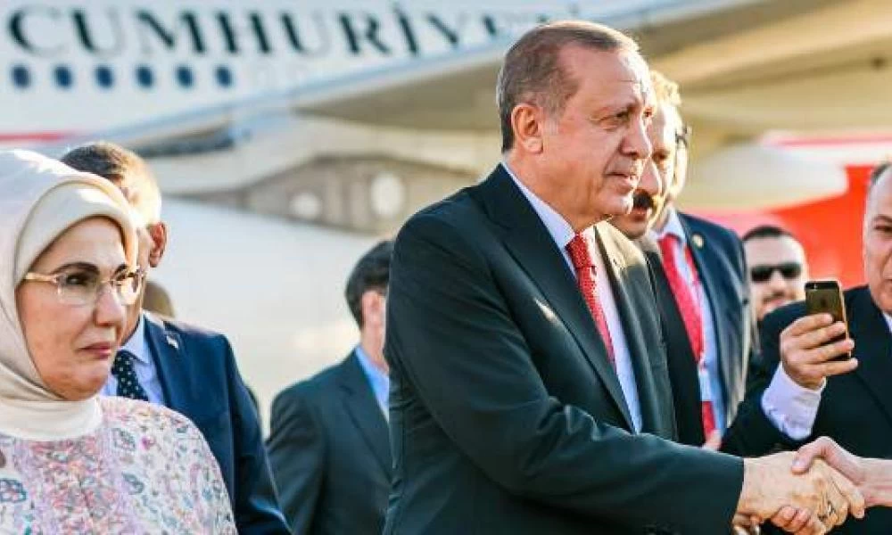 Στον εθνικιστικό αγώνα και η Εμινέ: Η πρώτη κυρία της Τουρκίας ετοιμάζει βιβλίο... οθωμανικών συνταγών